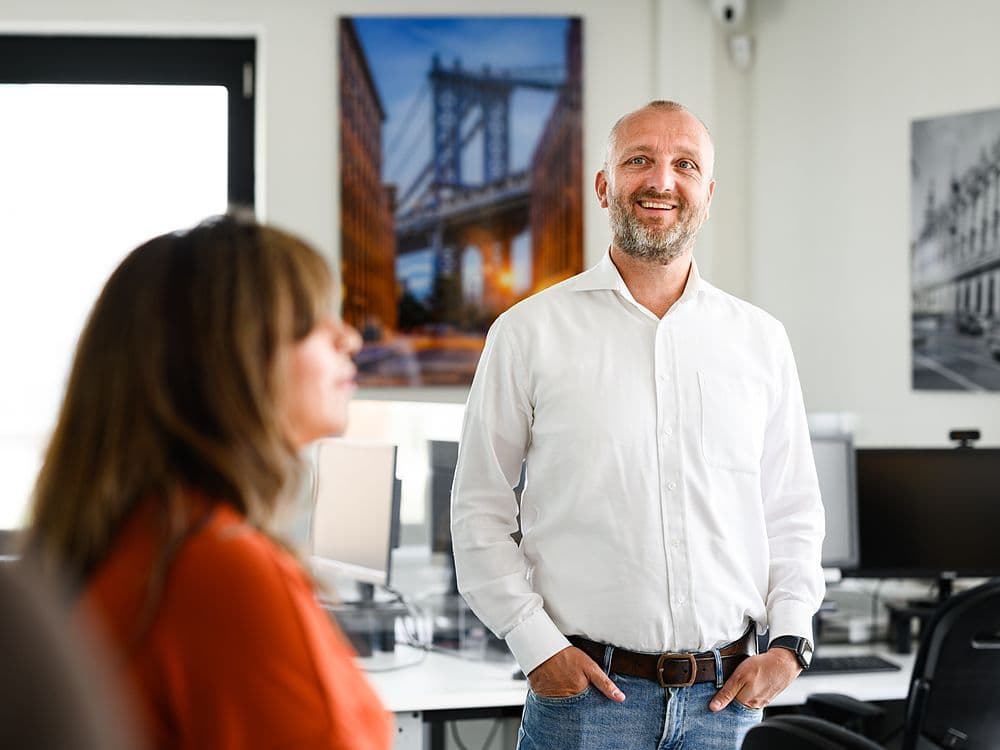 Adviseur op kantoor, in gesprek met een collega