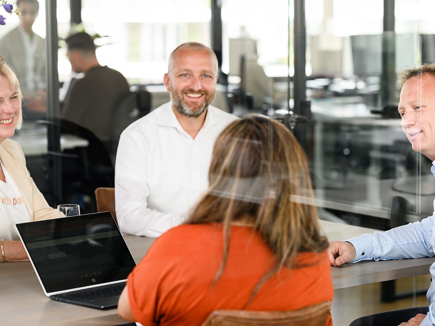 Adviseurs bespreken de cijfers aan tafel