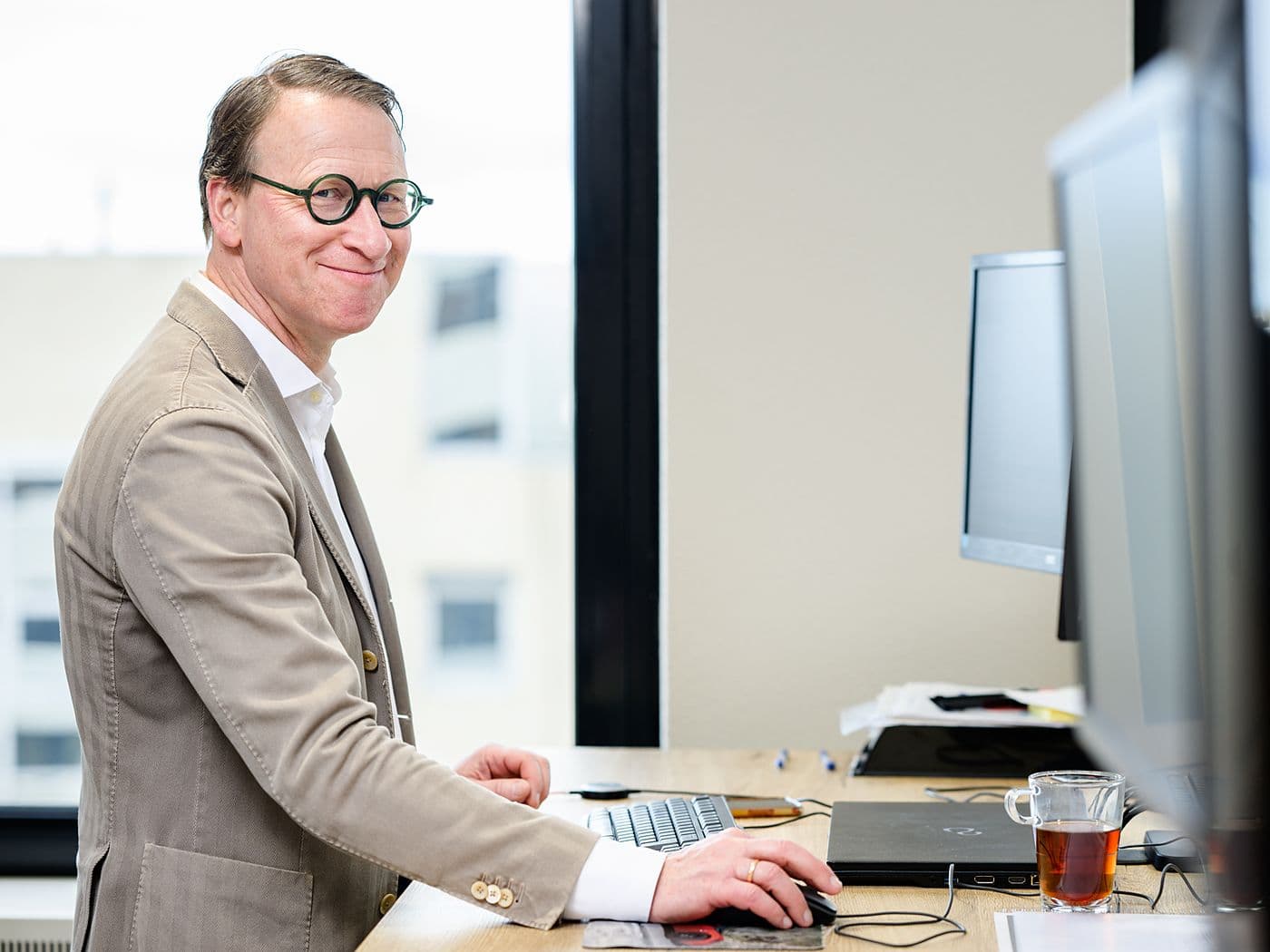 Hypotheekadviseur achter zijn bureau